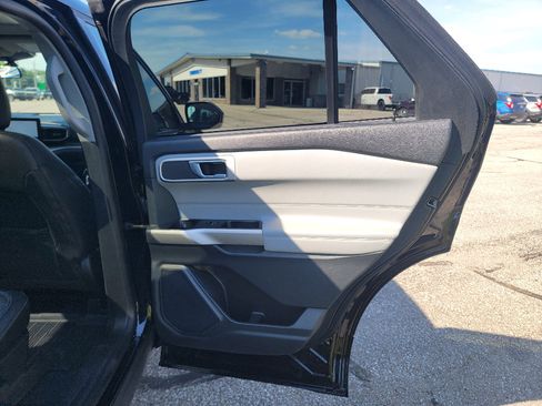 Used 2023 Ford Explorer XLT w/ Equipment Group 202A AWD/4WD image 32