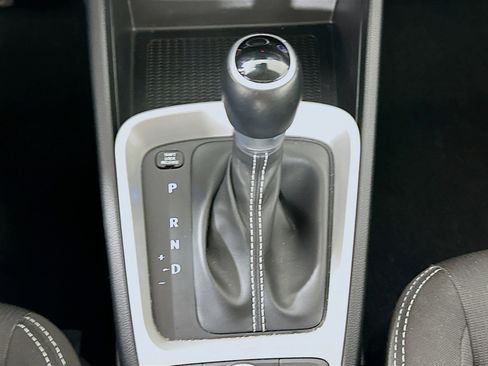 Used 2025 Hyundai Venue SEL image 24