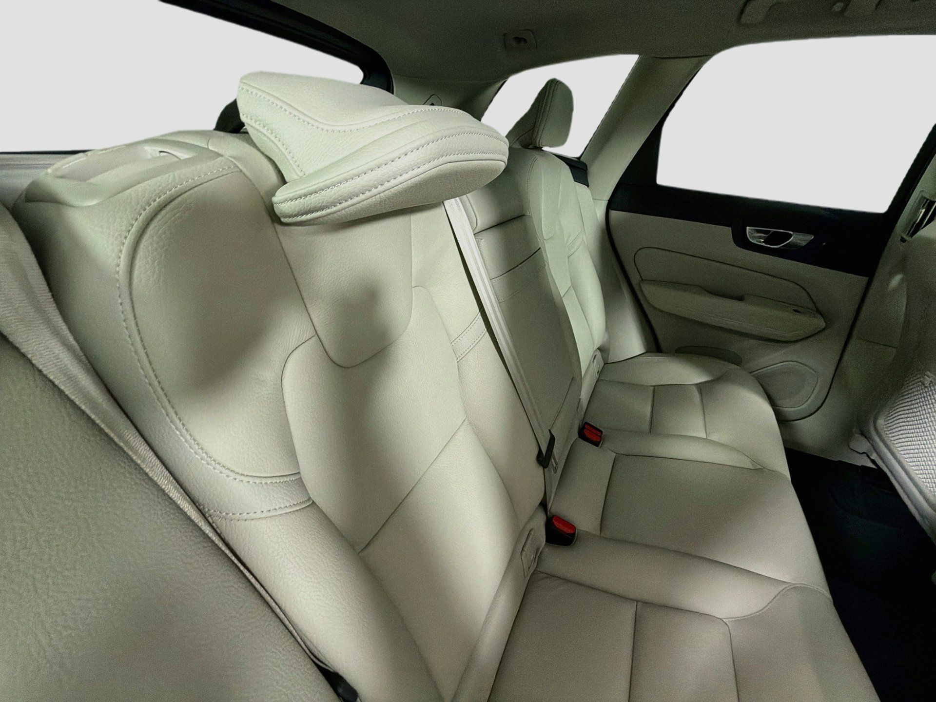 Used 2021 Volvo XC60 T5 Momentum w/ Premium Package FWD image 27