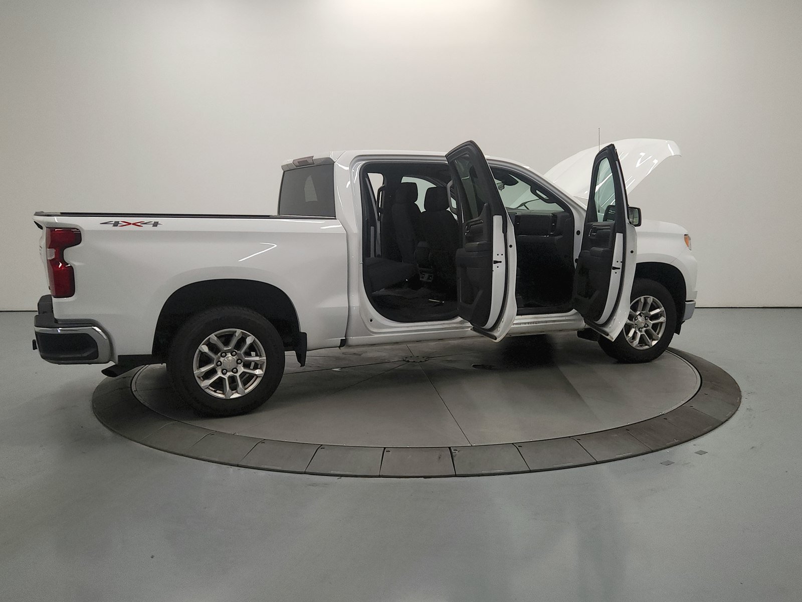 Used 2024 Chevrolet Silverado 1500 LT AWD/4WD image 16