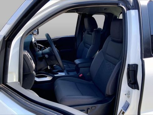 Used 2025 Nissan Frontier SV RWD image 8