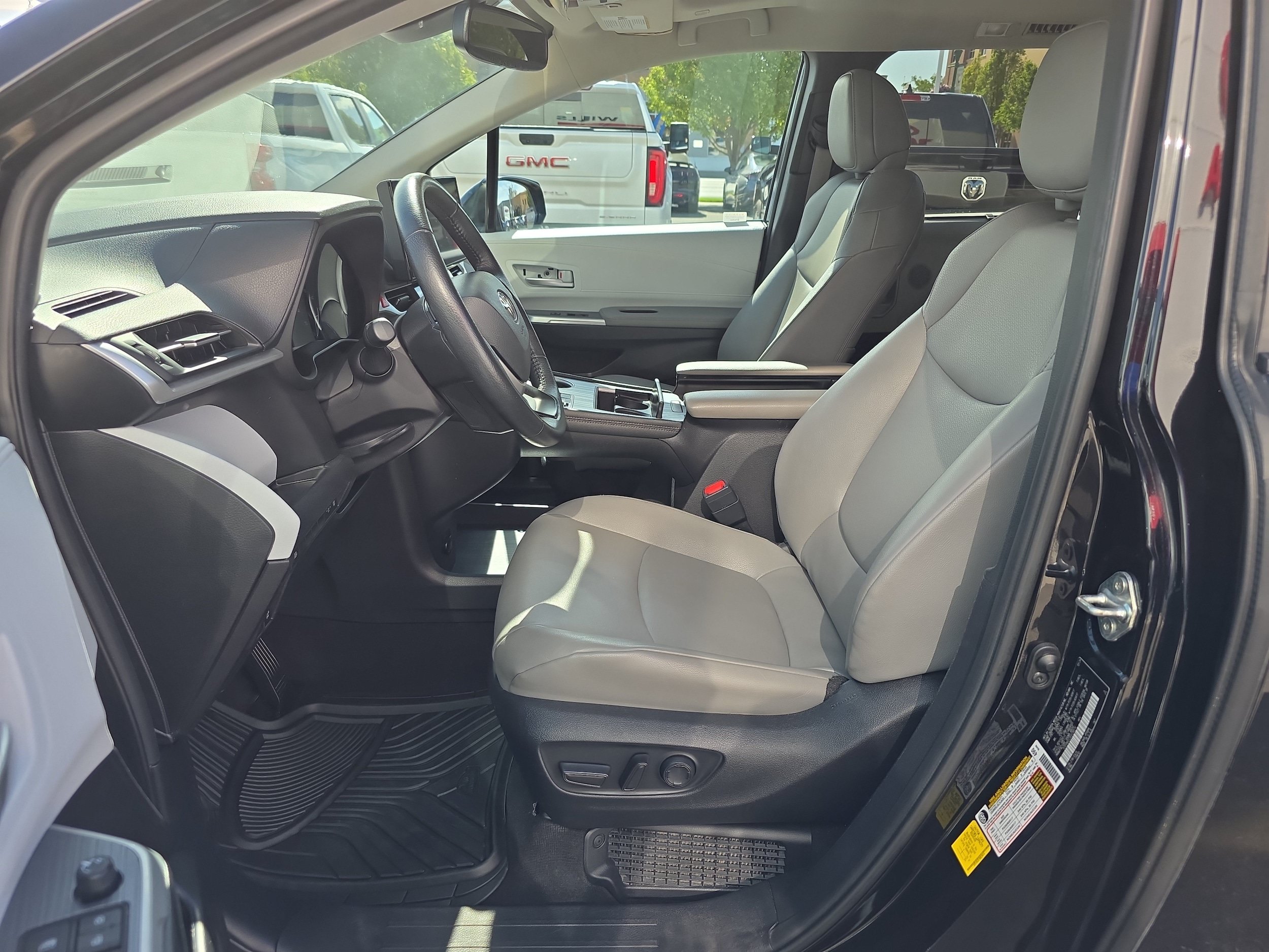 Used 2025 Toyota Sienna XLE FWD image 2