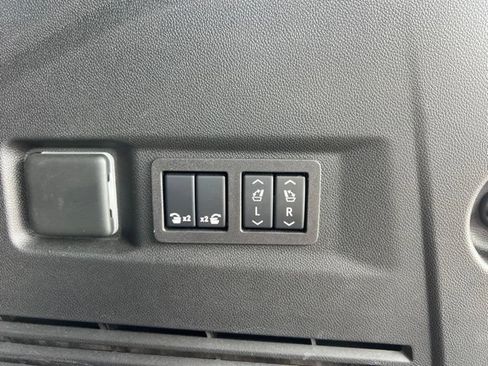 Used 2024 GMC Yukon Denali AWD/4WD image 18