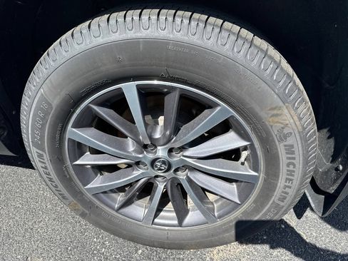 Used 2019 Toyota Highlander XLE AWD/4WD image 7