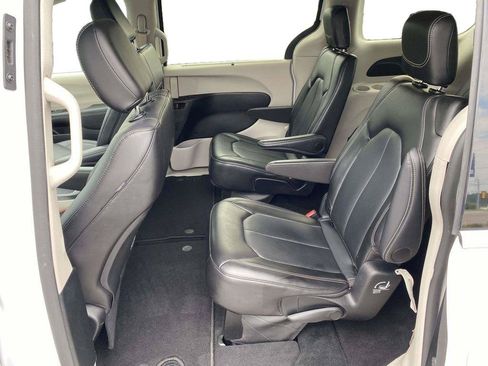 Used 2024 Chrysler Pacifica Touring-L FWD image 9