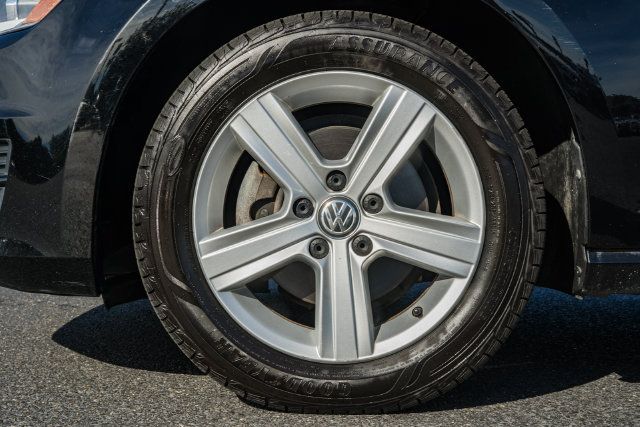 Used 2017 Volkswagen Golf 4-Door FWD image 18