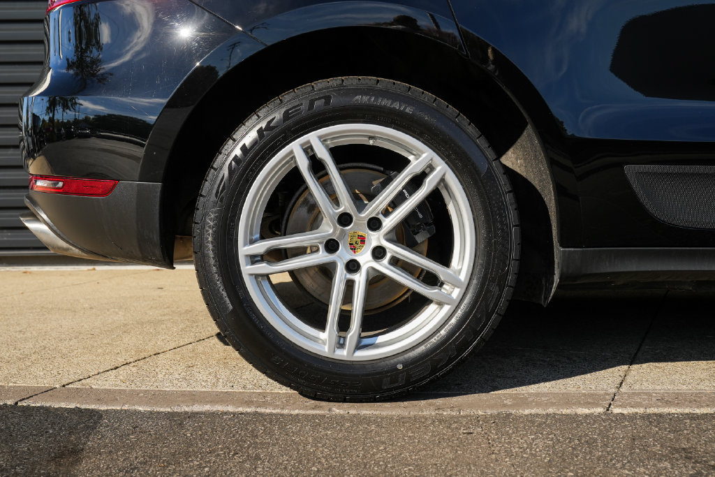 Certified 2018 Porsche Macan AWD/4WD image 37