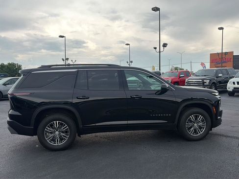 Used 2025 Chevrolet Traverse LT FWD image 6