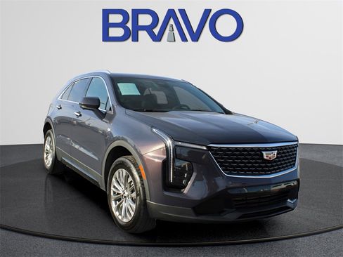 Used 2025 Cadillac XT4 Premium Luxury image 3
