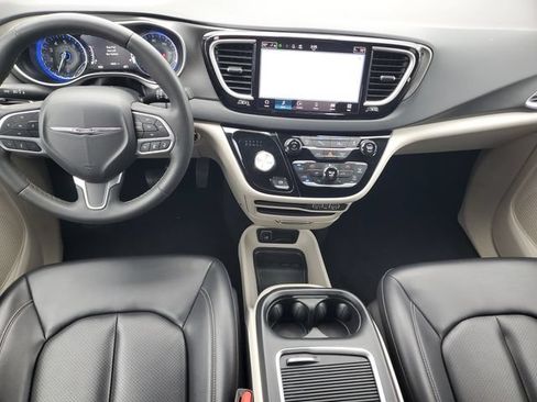 Used 2023 Chrysler Pacifica Touring-L FWD image 12