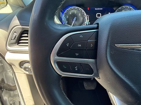Used 2024 Chrysler Pacifica Touring-L FWD image 12