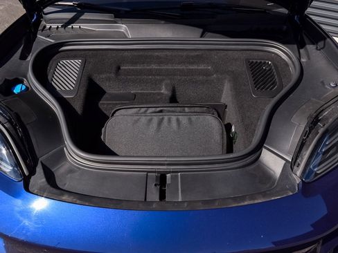 Certified 2025 Porsche Macan Turbo Electric image 34