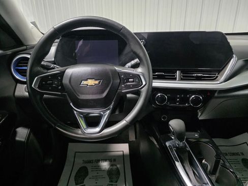 Used 2024 Chevrolet Trax LT w/ LT Convenience Package FWD image 8