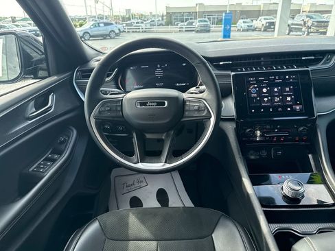 Used 2025 Jeep Grand Cherokee Altitude AWD/4WD image 17