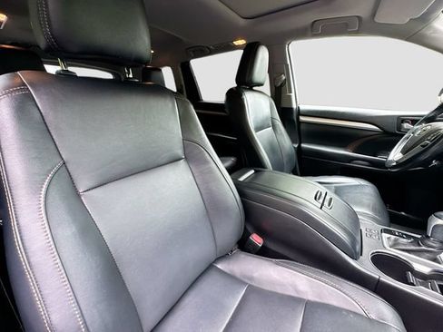 Used 2017 Toyota Highlander XLE AWD/4WD image 36