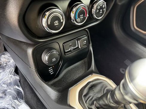 Used 2016 Jeep Renegade Latitude w/ Cold Weather Group image 19