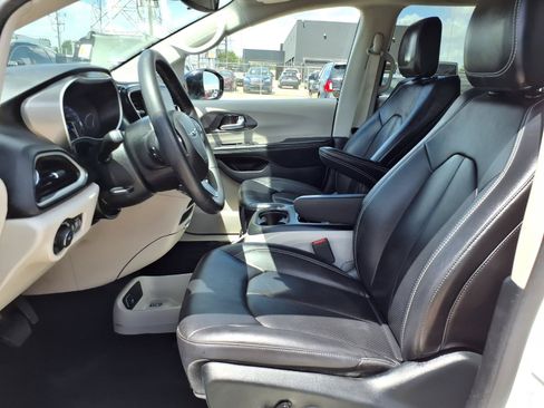 Used 2024 Chrysler Pacifica Touring-L FWD image 20