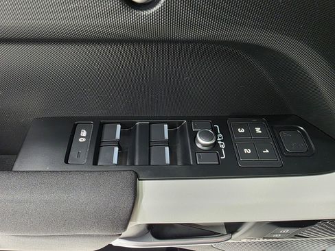 Used 2022 Land Rover Defender 110 X-Dynamic SE AWD/4WD image 40