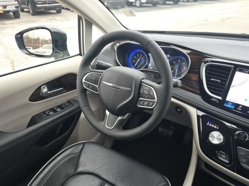 Used 2024 Chrysler Pacifica Limited image 30