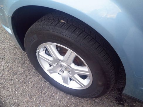 Used 2008 Chrysler Town & Country LX image 28