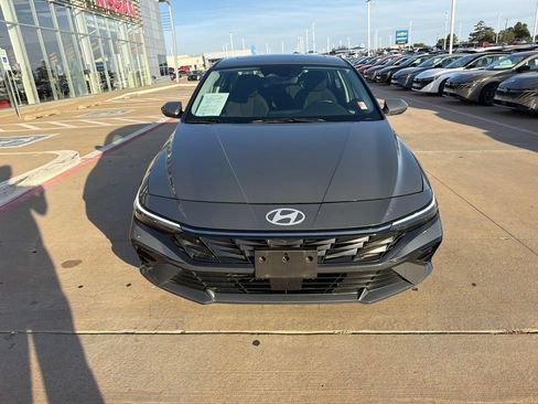 Used 2025 Hyundai Elantra SEL FWD image 8