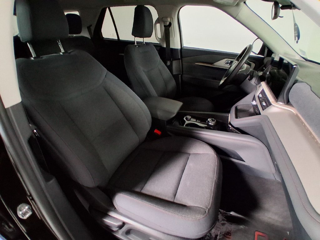Used 2025 Ford Explorer Active AWD/4WD image 17