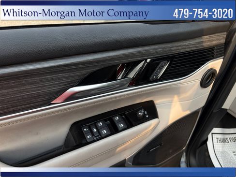 Used 2023 Jeep Wagoneer L Series II AWD/4WD image 12