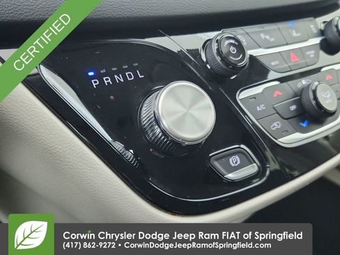 Used 2024 Chrysler Pacifica Touring-L image 28