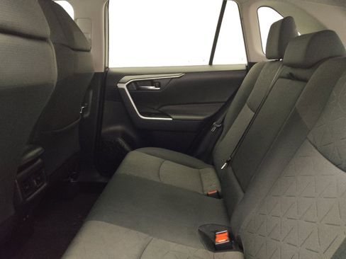 Used 2021 Toyota RAV4 XLE image 18