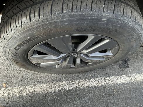 Used 2025 Nissan Pathfinder SV image 10