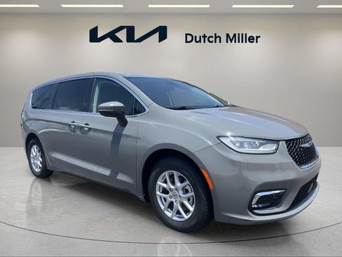 Used 2023 Chrysler Pacifica Touring-L FWD image 5
