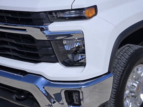 Used 2025 Chevrolet Silverado 2500 LT AWD/4WD image 9