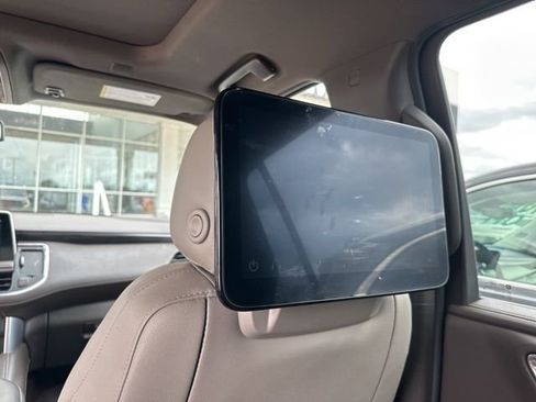 Used 2021 GMC Yukon XL SLT w/ SLT Premium Package image 8