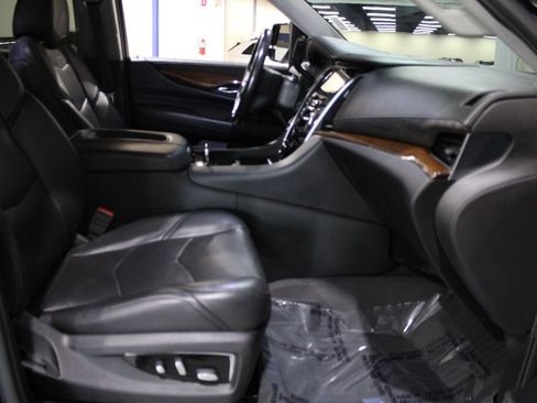 Used 2019 Cadillac Escalade Premium Luxury image 25