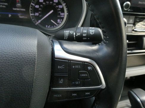 Used 2021 Toyota Highlander XLE AWD/4WD image 16