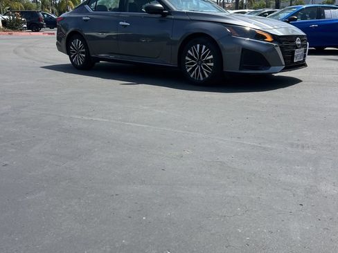 Used 2025 Nissan Altima 2.5 SV FWD image 5