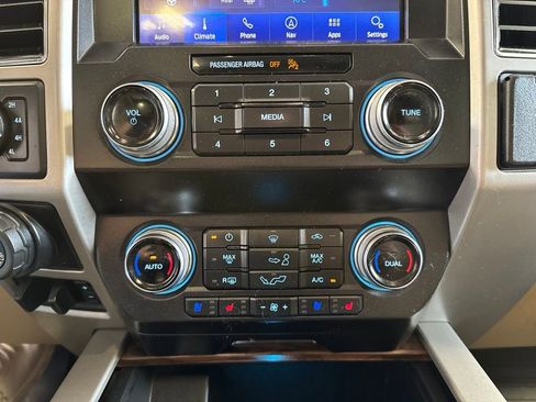 Used 2019 Ford F150 Lariat w/ Equipment Group 502A Luxury AWD/4WD image 14