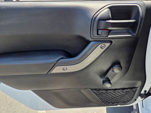 Used 2018 Jeep Wrangler Sport w/ Connectivity Group AWD/4WD image 17