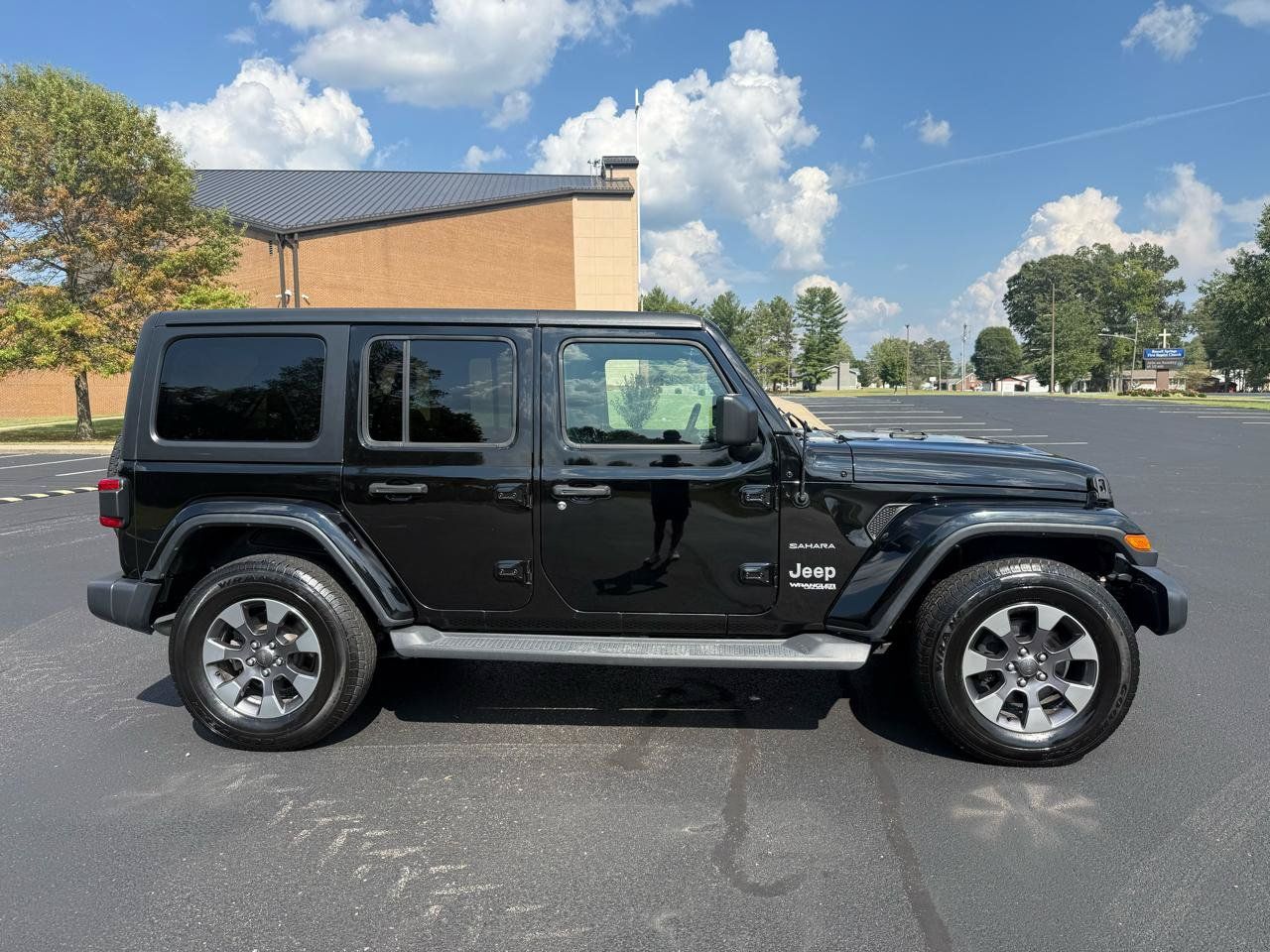 Used 2018 Jeep Wrangler Unlimited Sahara AWD/4WD image 2