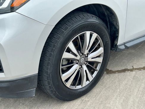 Used 2019 Nissan Pathfinder SL image 9