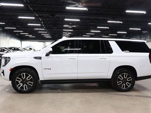 Used 2022 GMC Yukon XL AT4 image 2