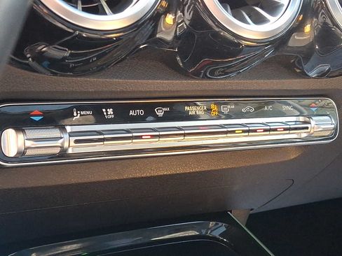 Used 2023 Mercedes-Benz GLB 250 4MATIC image 13