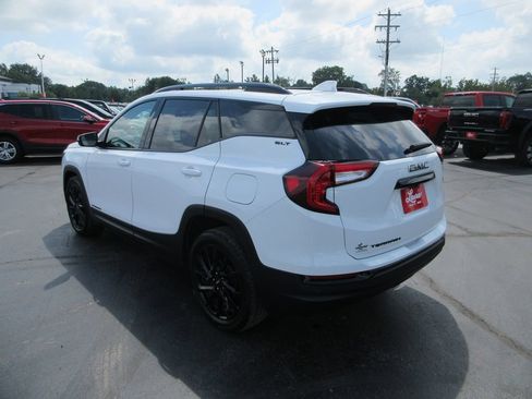 Used 2024 GMC Terrain SLT w/ Infotainment Package II FWD image 9