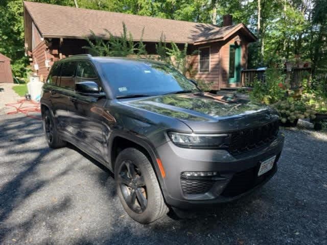 Used 2023 Jeep Grand Cherokee Limited w/ Black Appearance Package AWD/4WD image 2