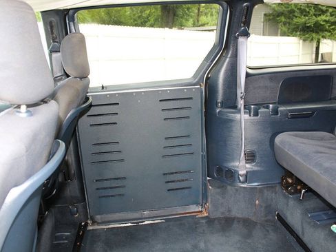 Used 2001 Chrysler Town & Country LX FWD image 29