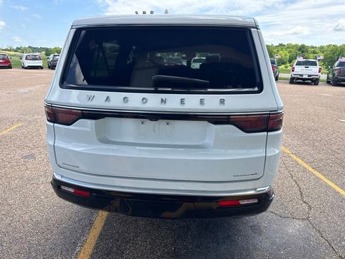 Used 2023 Jeep Wagoneer L Series II AWD/4WD image 6