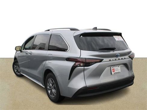 Certified 2024 Toyota Sienna XLE image 6