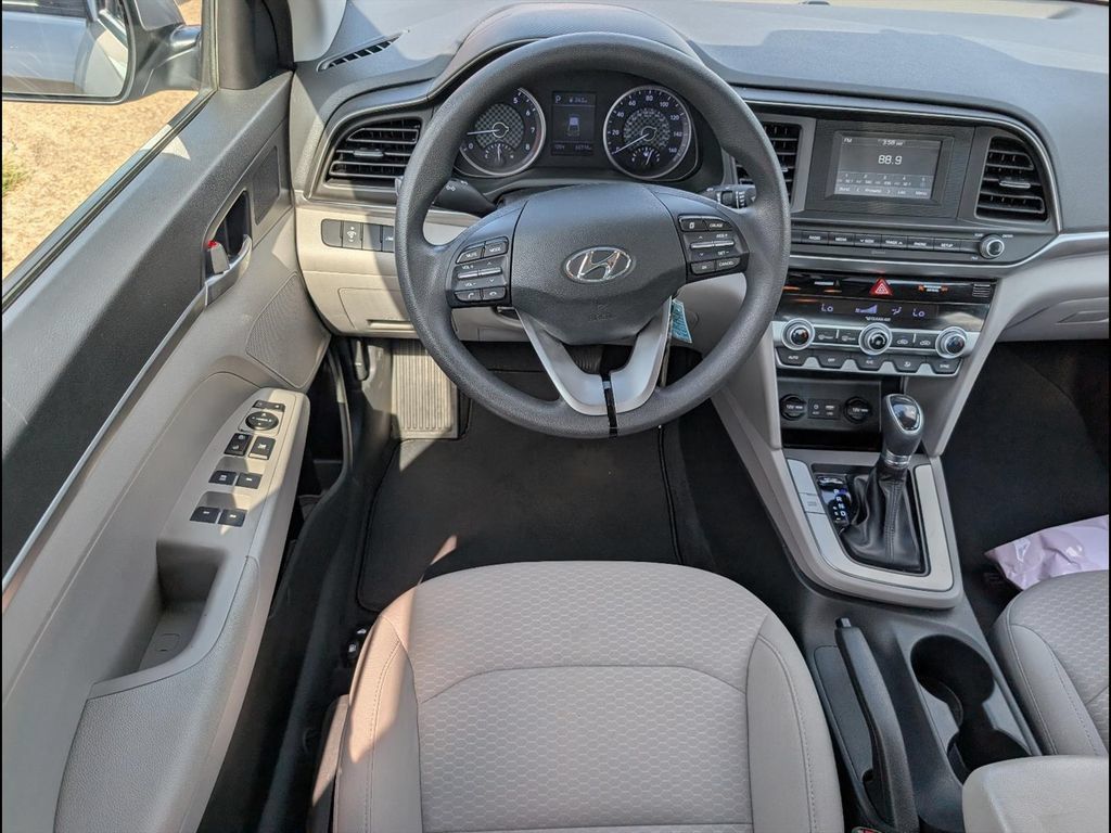 Used 2020 Hyundai Elantra SE FWD image 11