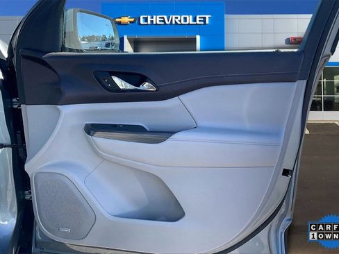 Used 2023 GMC Acadia SLT image 29