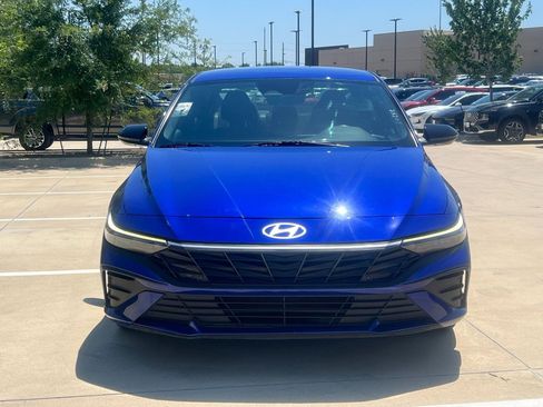 Used 2025 Hyundai Elantra Sport FWD image 2